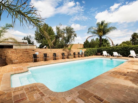 Swimming pool [outdoor]