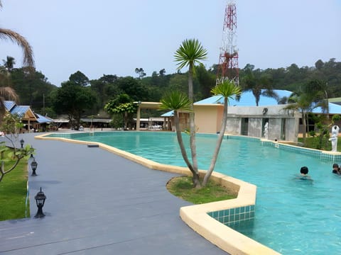 Swimming pool [outdoor]