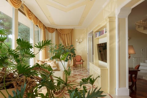 Shared lounge/TV area