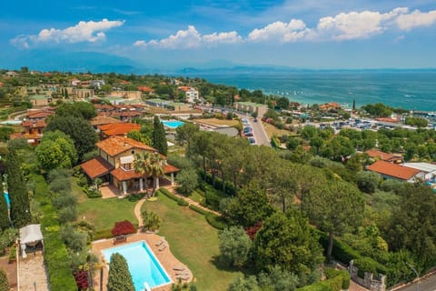 VILLA ELENA  Elegante Villa Vista Lago con Piscina Resort in Lake Garda