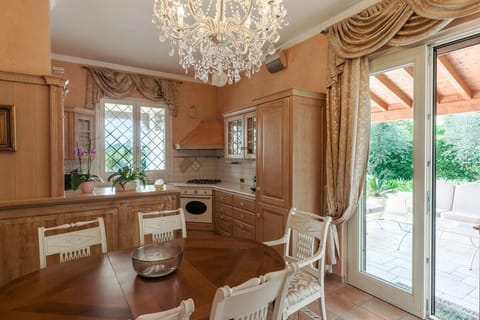 VILLA ELENA  Elegante Villa Vista Lago con Piscina Resort in Lake Garda