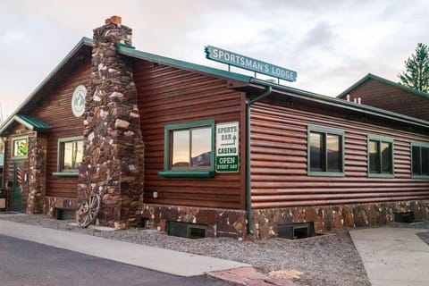 The Sportsmans Lodge Motel in Ennis