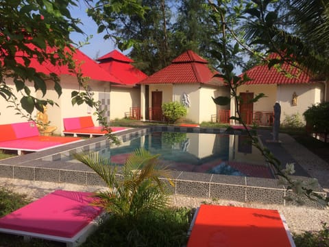 Swimming pool [outdoor]