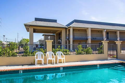 Swimming pool [outdoor]