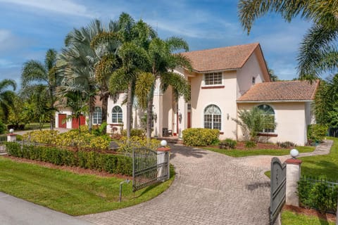 Plantation Acres 7BR Luxury Mansion & Private Pool Resort in Plantation