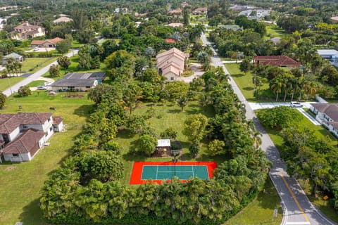 Plantation Acres 7BR Luxury Mansion & Private Pool Resort in Plantation