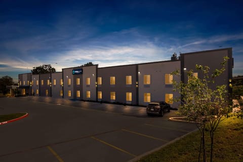 Clarion Pointe Fort Worth East - Arlington Hotel in Arlington