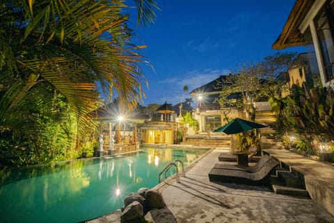 Swimming pool [outdoor]