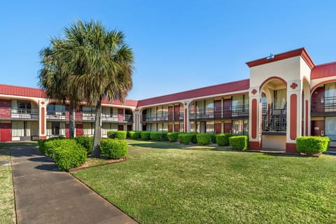 HomeTowne Studios by Red Roof Montgomery - Midtown Hotel in Montgomery