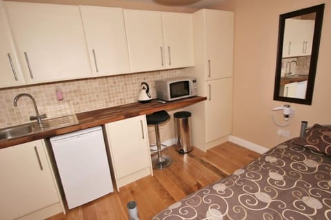 Central Studios Tennyson Road by Roomsbooked Hotel in Cheltenham