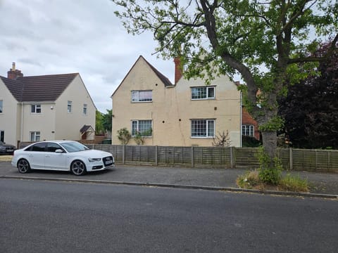 Central Studios Tennyson Road by Roomsbooked Hotel in Cheltenham