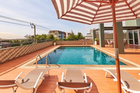 Swimming pool [outdoor]