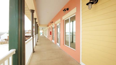 John's Pass Hotel - Fully Remote Check In Hotel in Madeira Beach