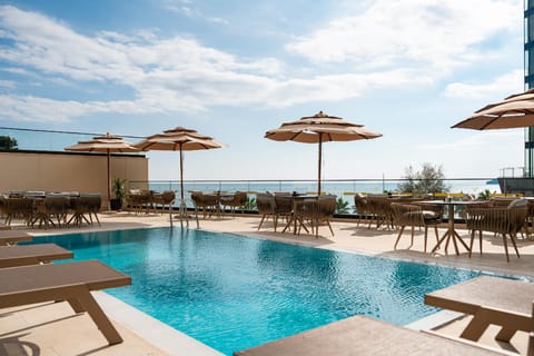 Swimming pool [outdoor]