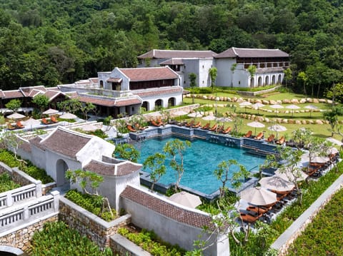 Swimming pool [outdoor]