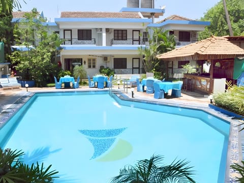 Swimming pool [outdoor]