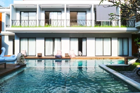 Swimming pool [outdoor]