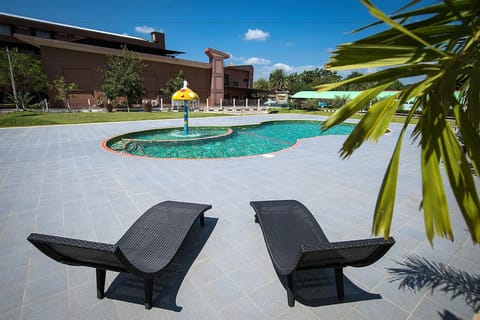 Swimming pool [outdoor]