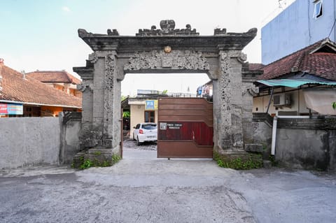 Pondok Syariah Denpasar Mitra RedDoorz Hotel in North Kuta