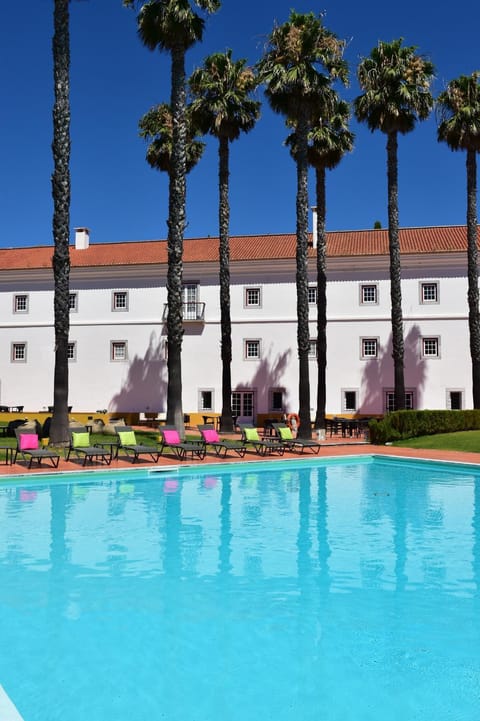 Swimming pool [outdoor]