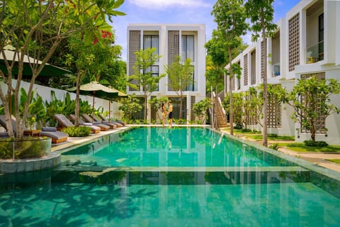 Swimming pool [outdoor]