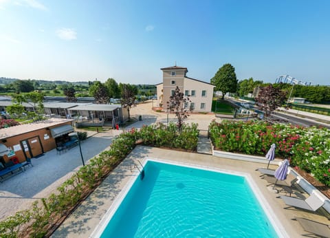 Swimming pool [outdoor]