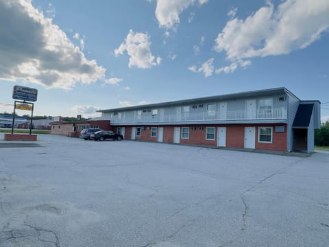 Pamola Motor Lodge Hotel in Millinocket