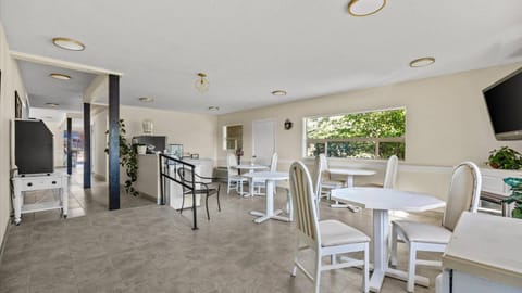 Red Arrow Inn & Suites, a Travelodge by Wyndham Hotel in Montrose