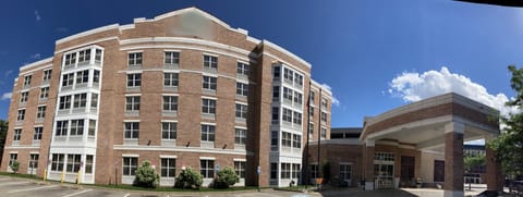 Taron B Hotel & Suites  Hotel in La Crosse