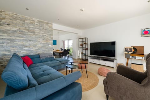 Shared lounge/TV area