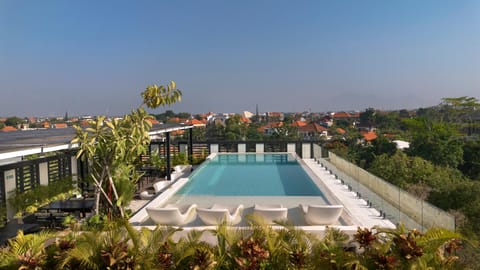 Swimming pool [outdoor]