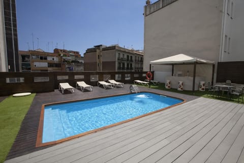 Swimming pool [outdoor]