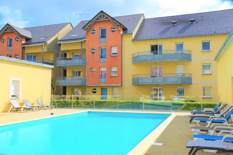 Swimming pool [outdoor]