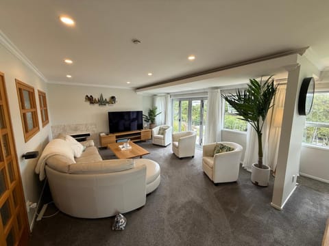 Waiake Beach Apartments Hotel in Auckland