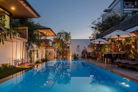 Swimming pool [outdoor]