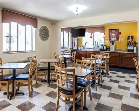 Econo Lodge Cartersville-Emerson Lake Point Hotel in Cartersville