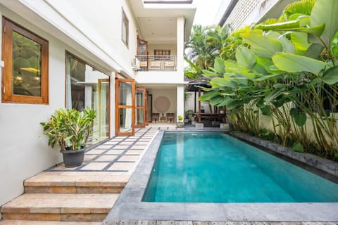 Swimming pool [outdoor]