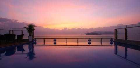 Swimming pool [outdoor]