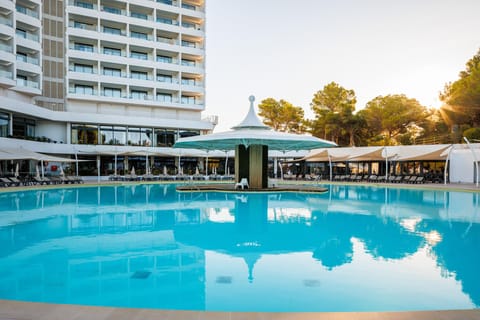 Swimming pool [outdoor]