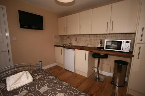 Central Studios Gloucester Road by RoomsBooked - Free Parking Apartment hotel in Cheltenham