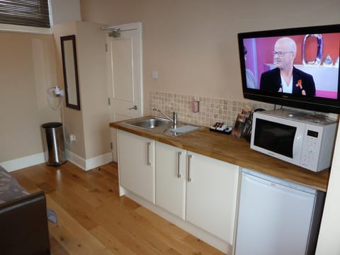 Central Studios Gloucester Road by RoomsBooked - Free Parking Apartment hotel in Cheltenham