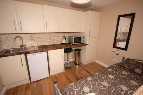 Central Studios Gloucester Road by RoomsBooked - Free Parking Apartment hotel in Cheltenham
