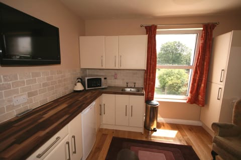 Central Studios Gloucester Road by RoomsBooked - Free Parking Apartment hotel in Cheltenham