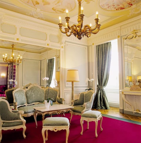 Shared lounge/TV area