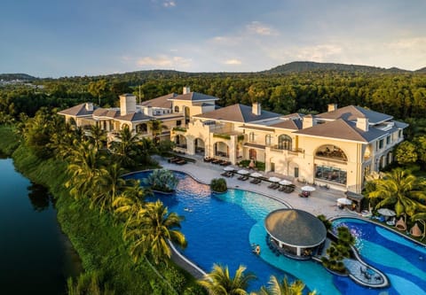 Swimming pool [outdoor]