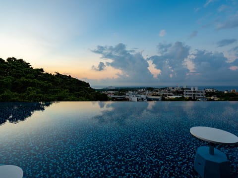 Swimming pool [outdoor]