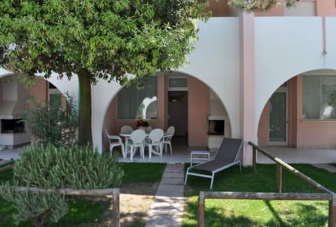 Stunning villa with swimming pool by Beahost Rentals Resort in Bibione