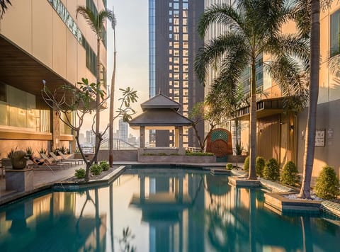 Swimming pool [outdoor]