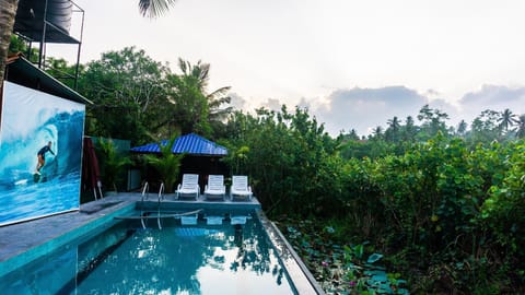 Swimming pool [outdoor]