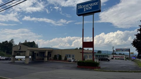 Rodeway Inn Dunmore Hotel in Scranton